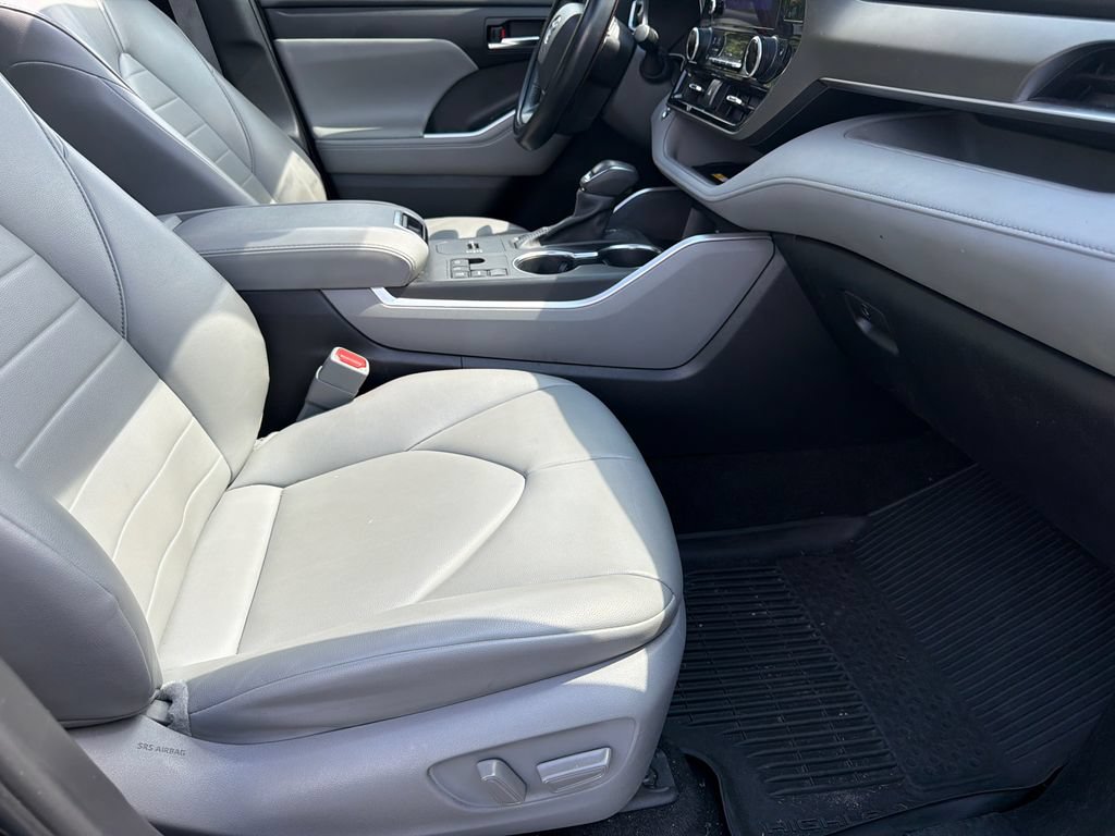 Used 2023 Toyota Highlander XLE FWD image 14