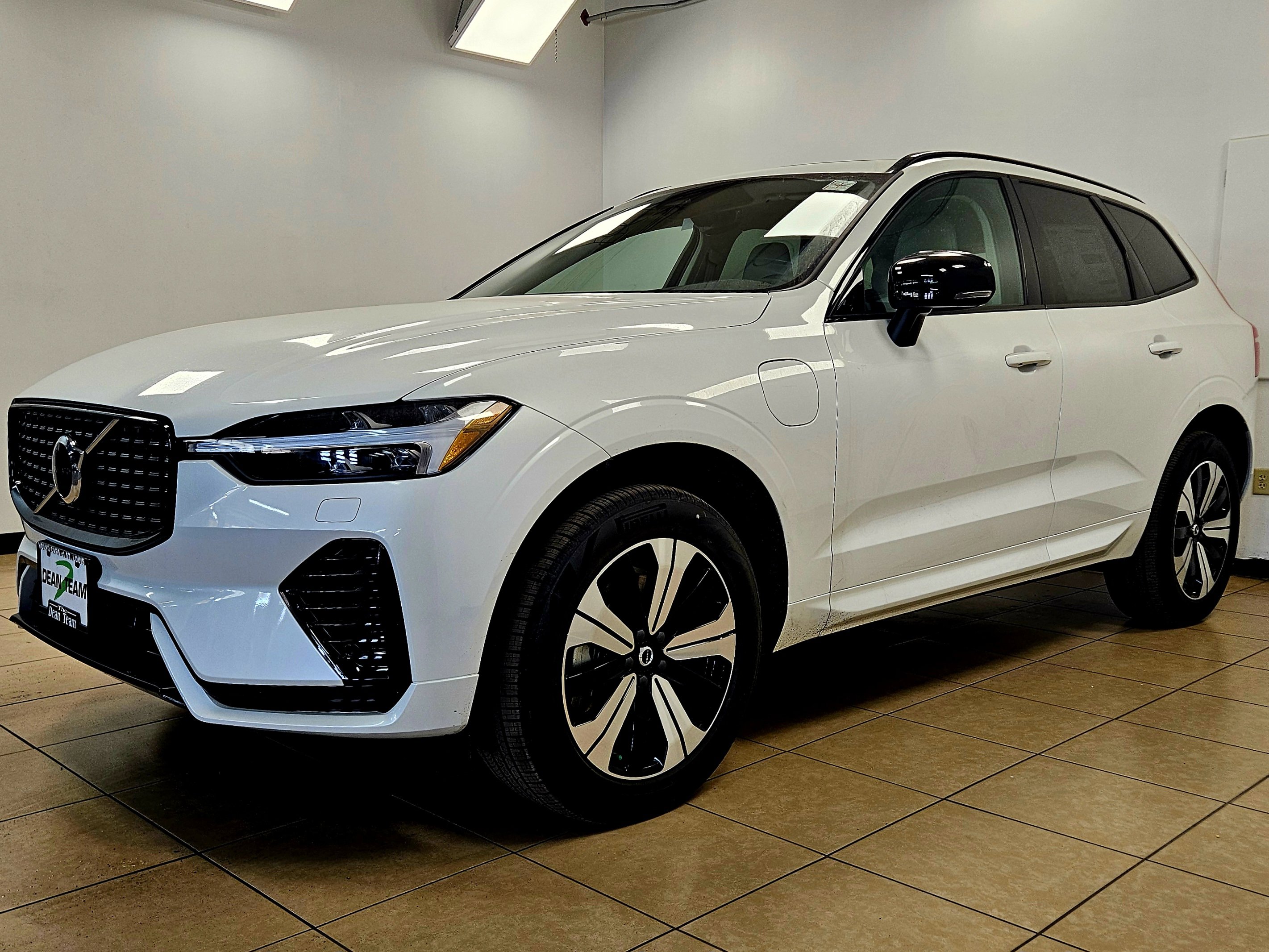 New 2025 Volvo XC60 T8 Core w/ Protection Package Premier image 4
