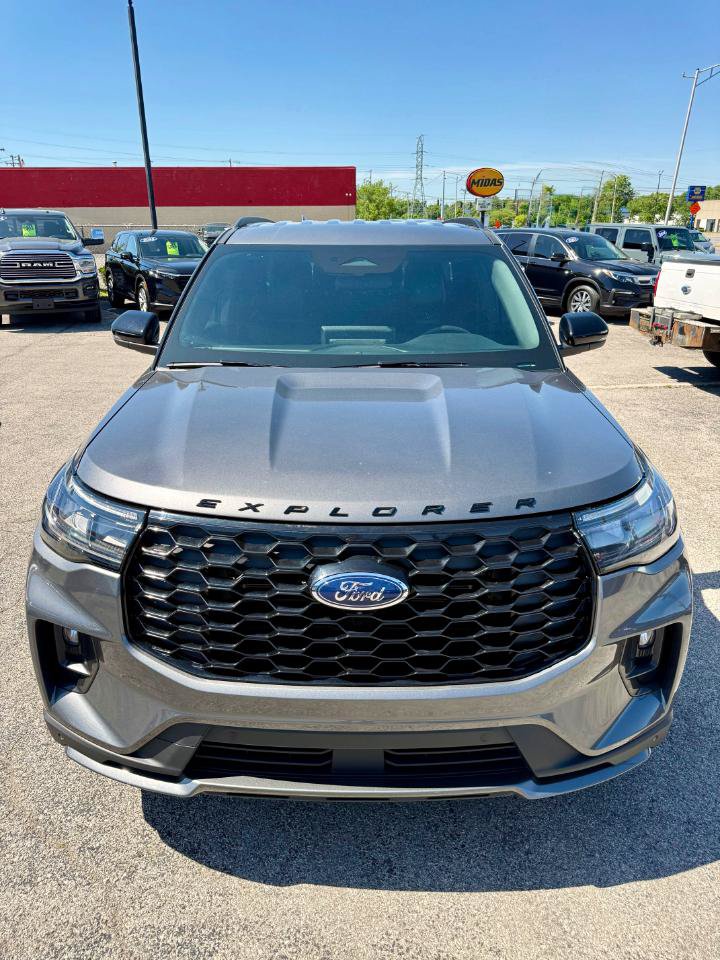 Used 2025 Ford Explorer ST-Line w/ ST-Line Street Pack AWD/4WD image 11