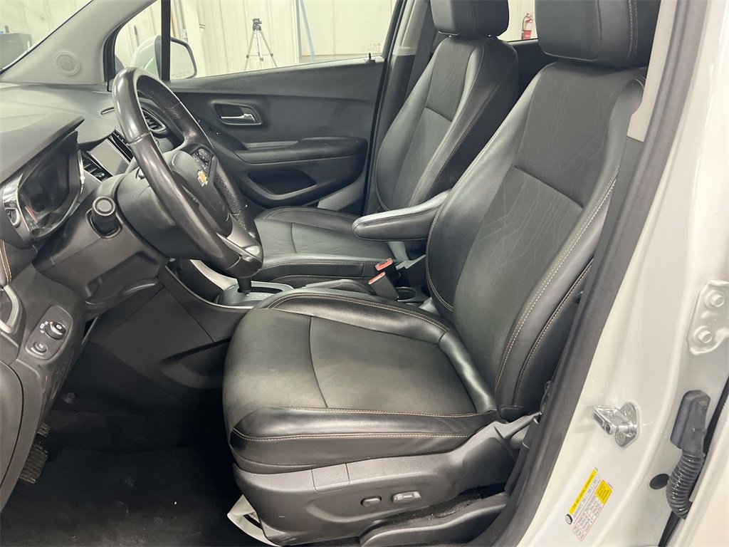 Used 2022 Chevrolet Trax LT w/ LT Convenience Package image 18
