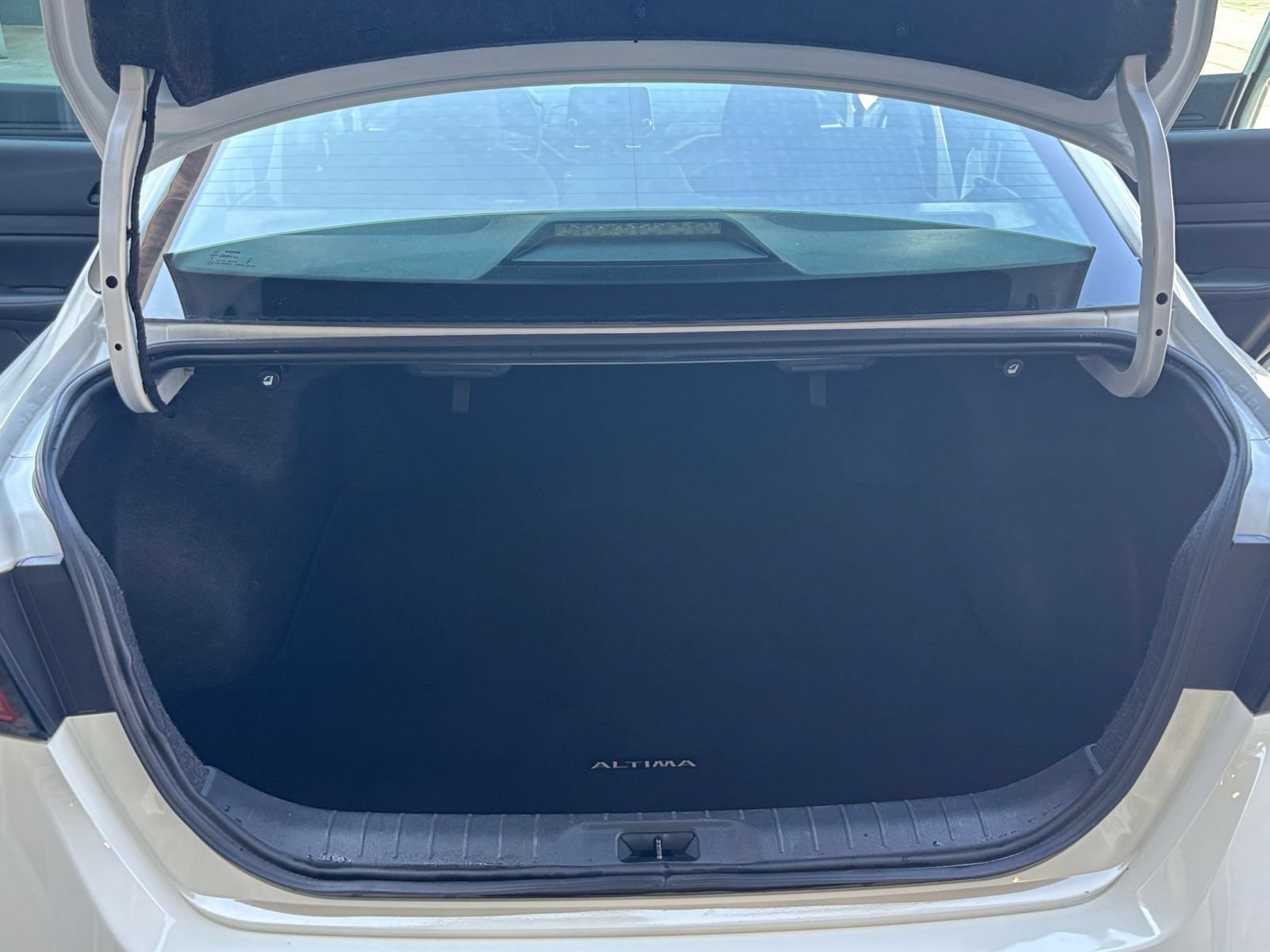 Used 2025 Nissan Altima 2.5 SV FWD image 31