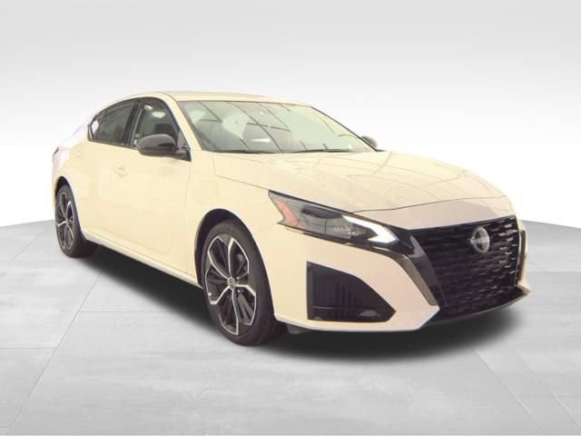 Used 2025 Nissan Altima 2.5 SR AWD/4WD image 2