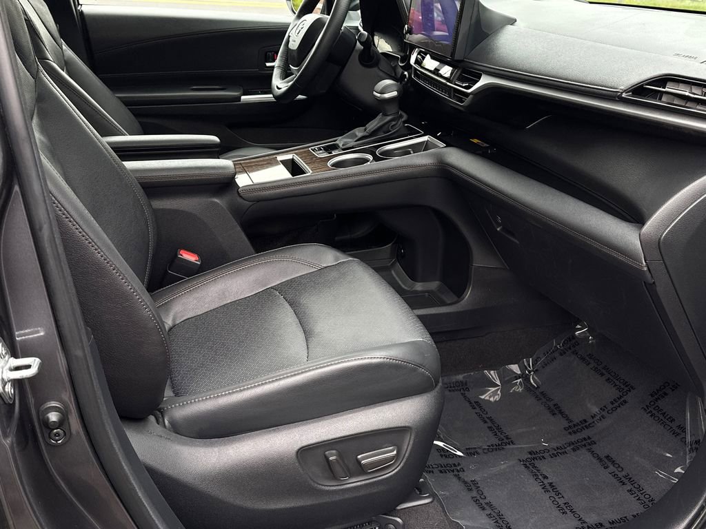 Used 2025 Toyota Sienna Platinum AWD/4WD image 12