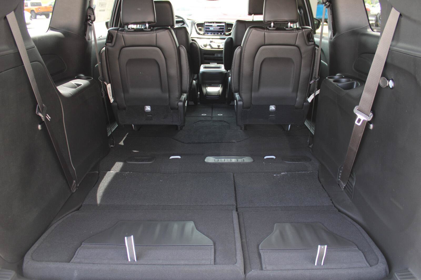 New 2027 Chrysler Pacifica Select FWD image 28