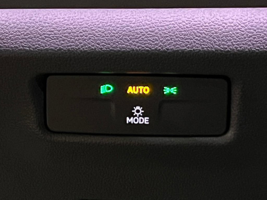 Used 2025 Volkswagen Tiguan SE R-Line AWD/4WD image 19