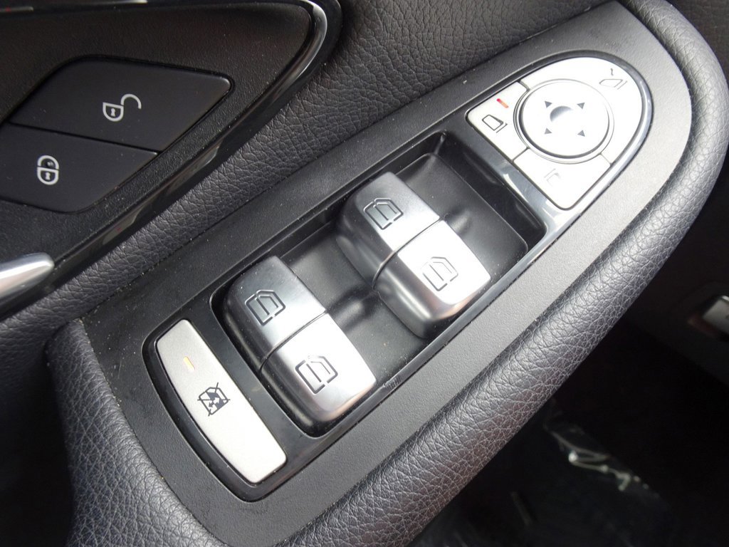 Used 2018 Mercedes-Benz GLC 300 4MATIC image 24