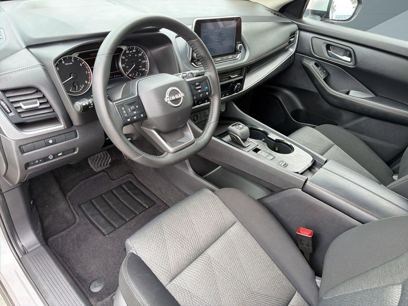 Used 2025 Nissan Rogue SV FWD image 4