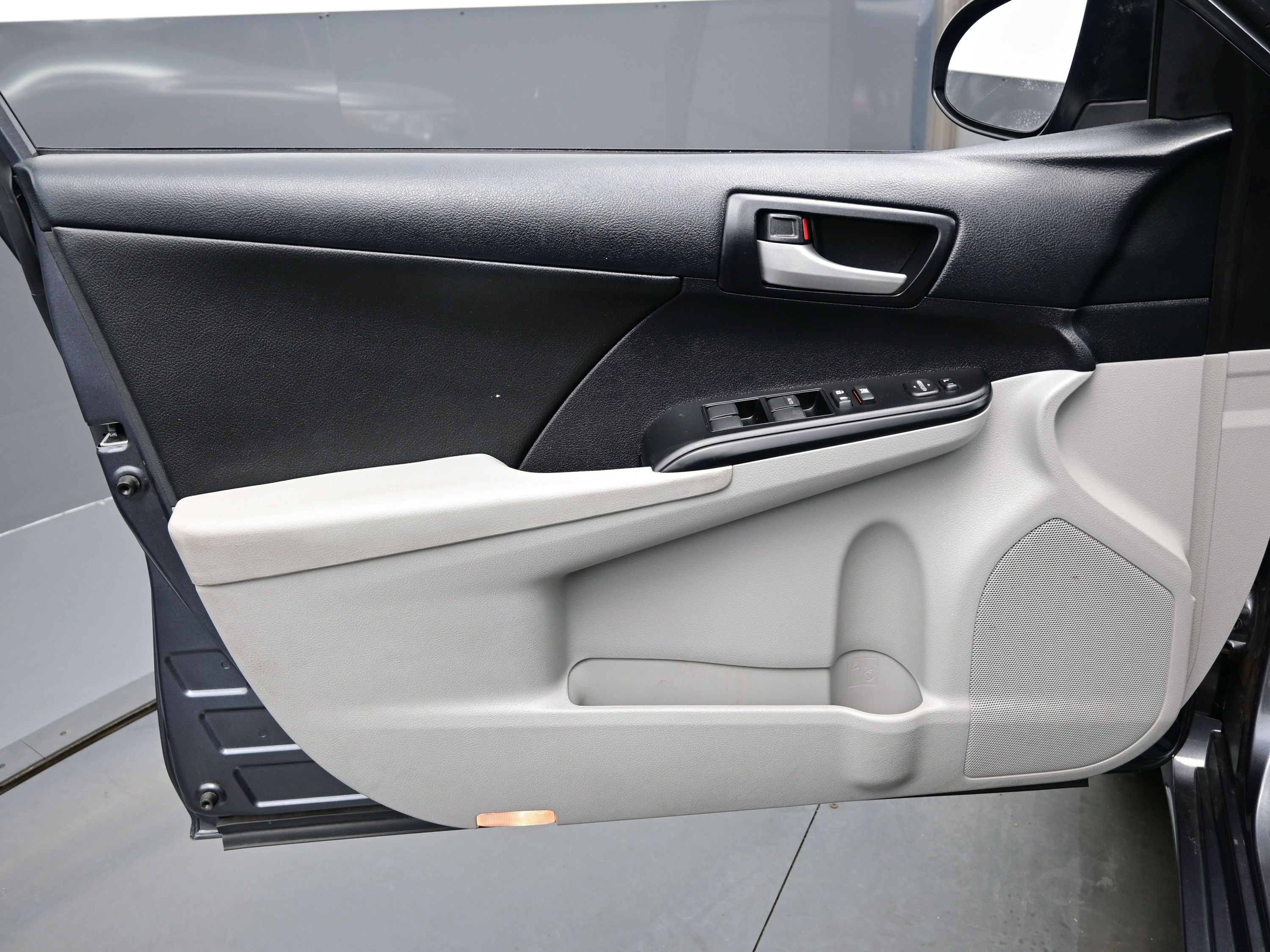 Used 2013 Toyota Camry LE image 9