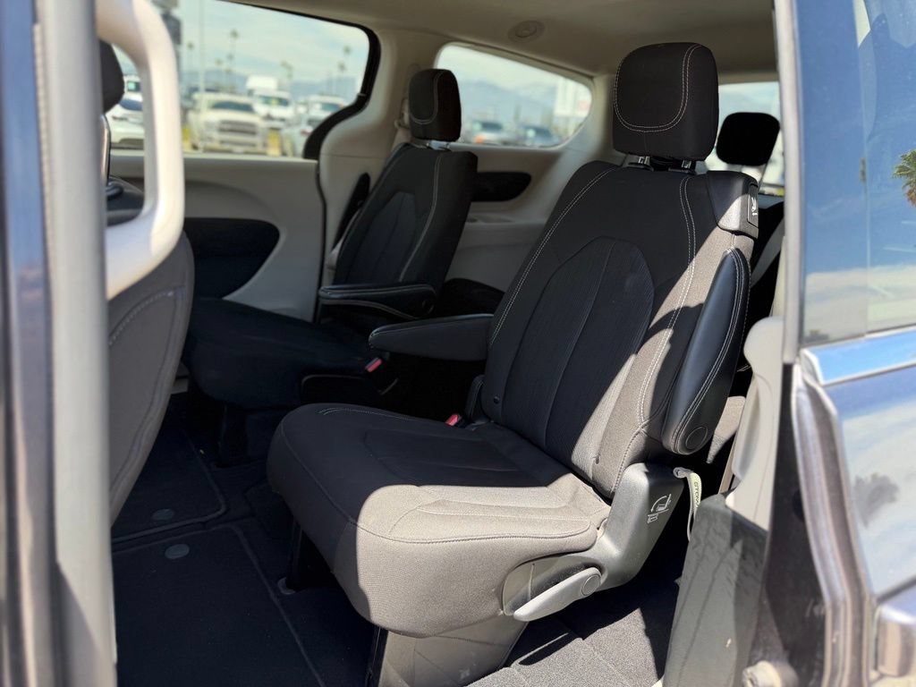 Used 2023 Chrysler Voyager LX FWD image 4