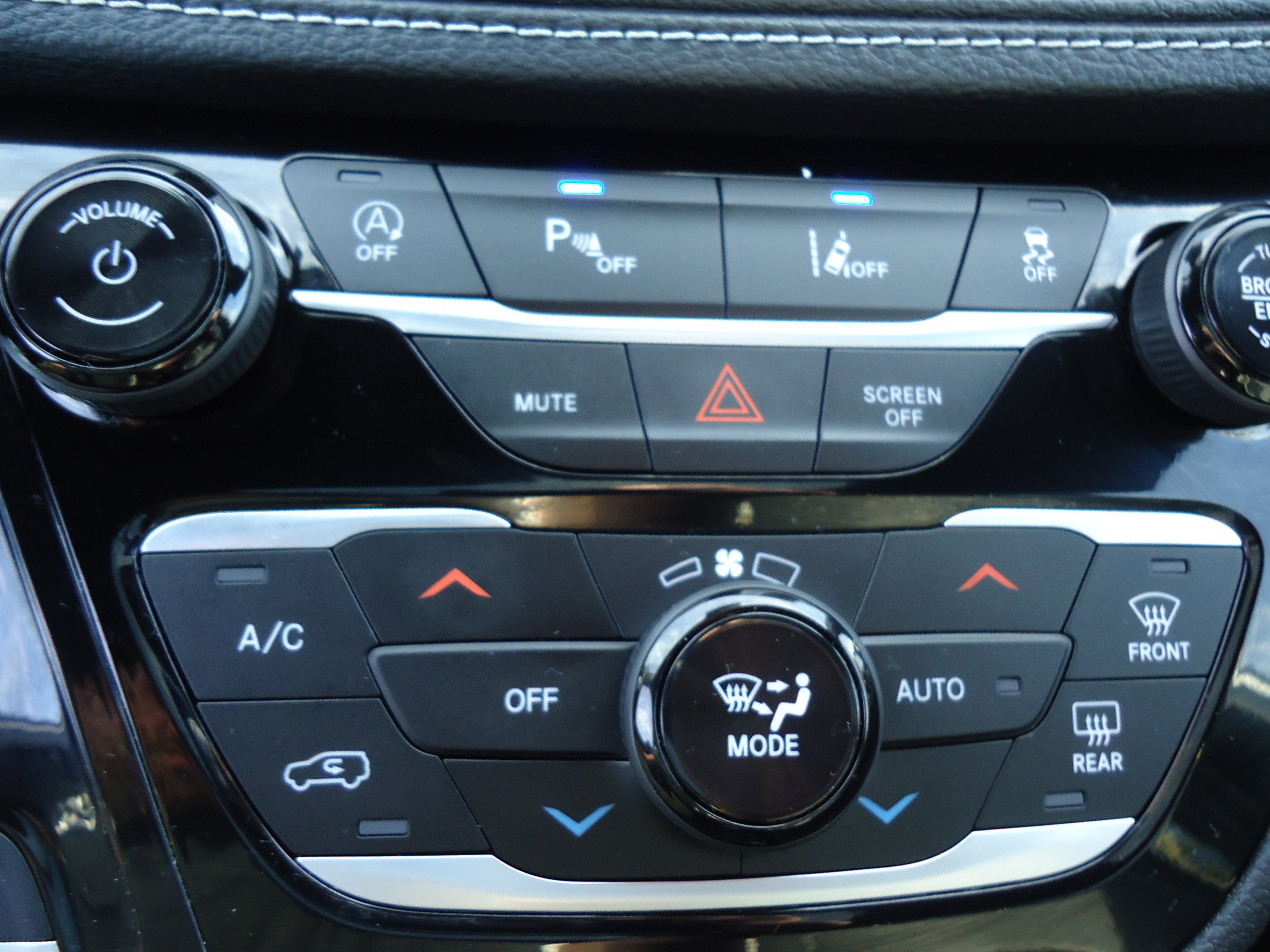 Used 2026 Chrysler Pacifica Limited FWD image 17