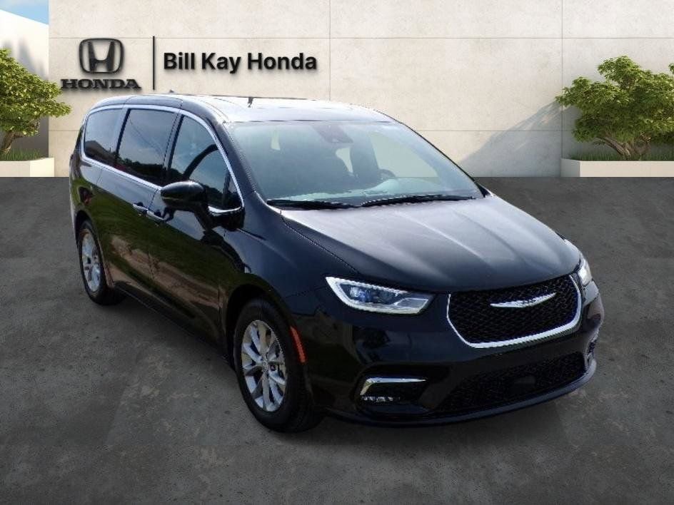 Used 2026 Chrysler Pacifica Limited FWD image 1