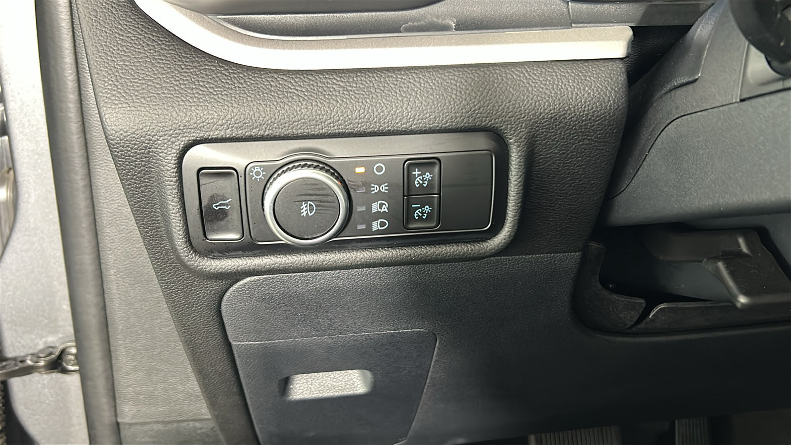 Used 2023 Ford Explorer XLT w/ Equipment Group 202A AWD/4WD image 23