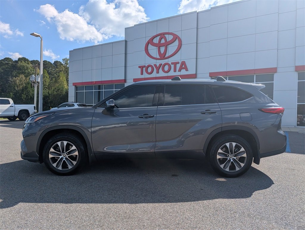 Used 2021 Toyota Highlander XLE image 1