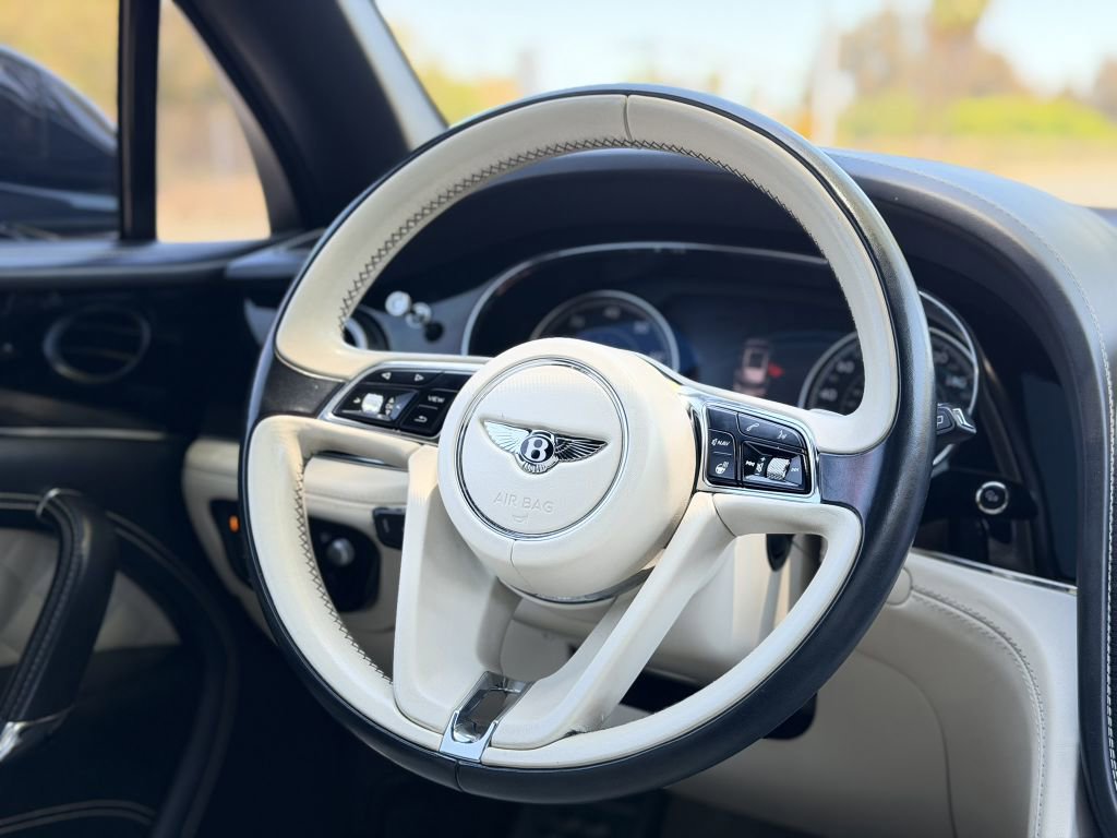 Used 2017 Bentley Bentayga AWD/4WD image 28
