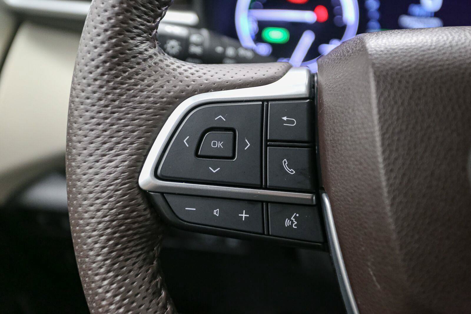 Used 2023 Toyota Sienna Platinum AWD/4WD image 35