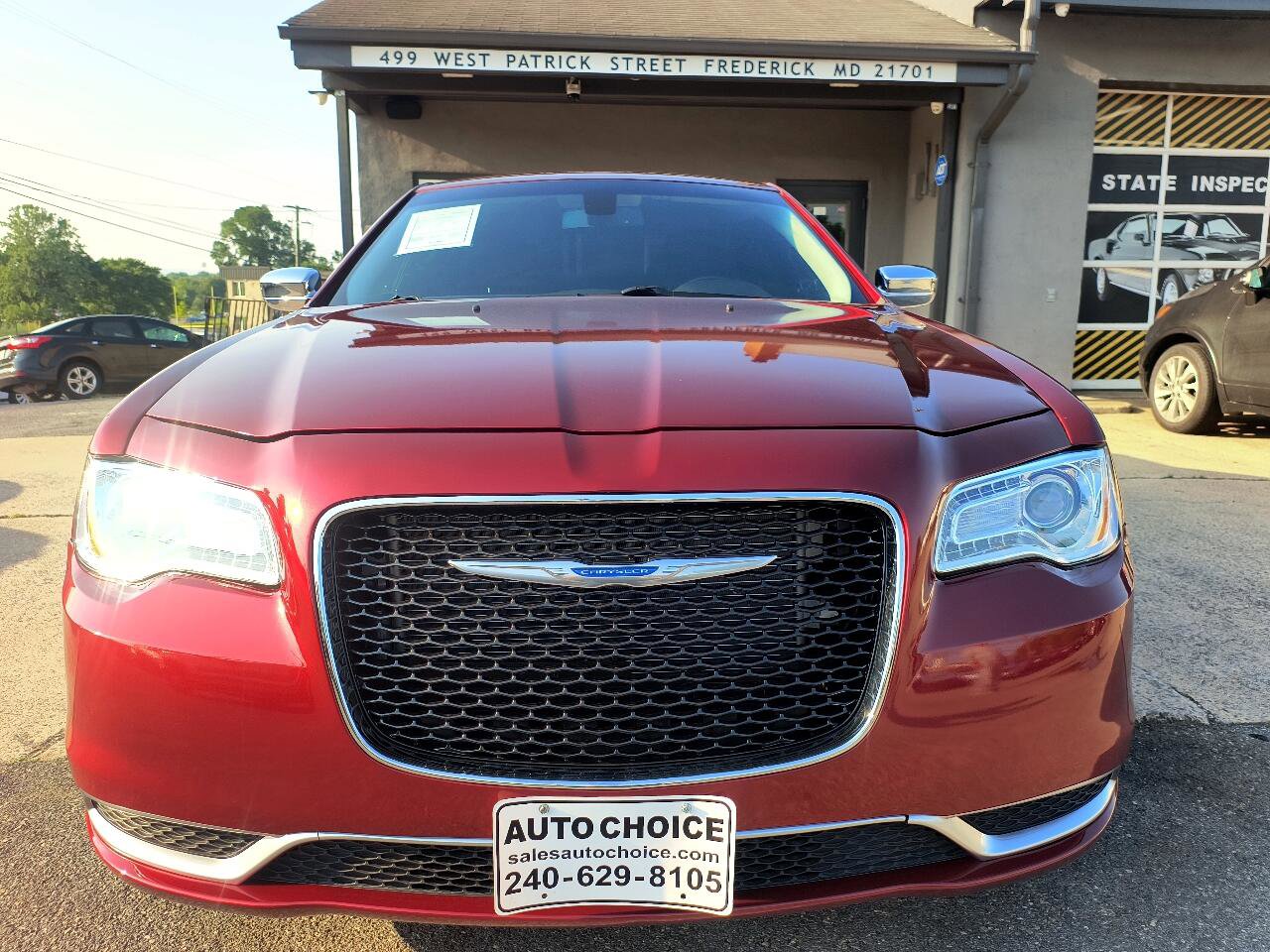 Used 2019 Chrysler 300 Touring w/ Chrome Appearance Package image 2