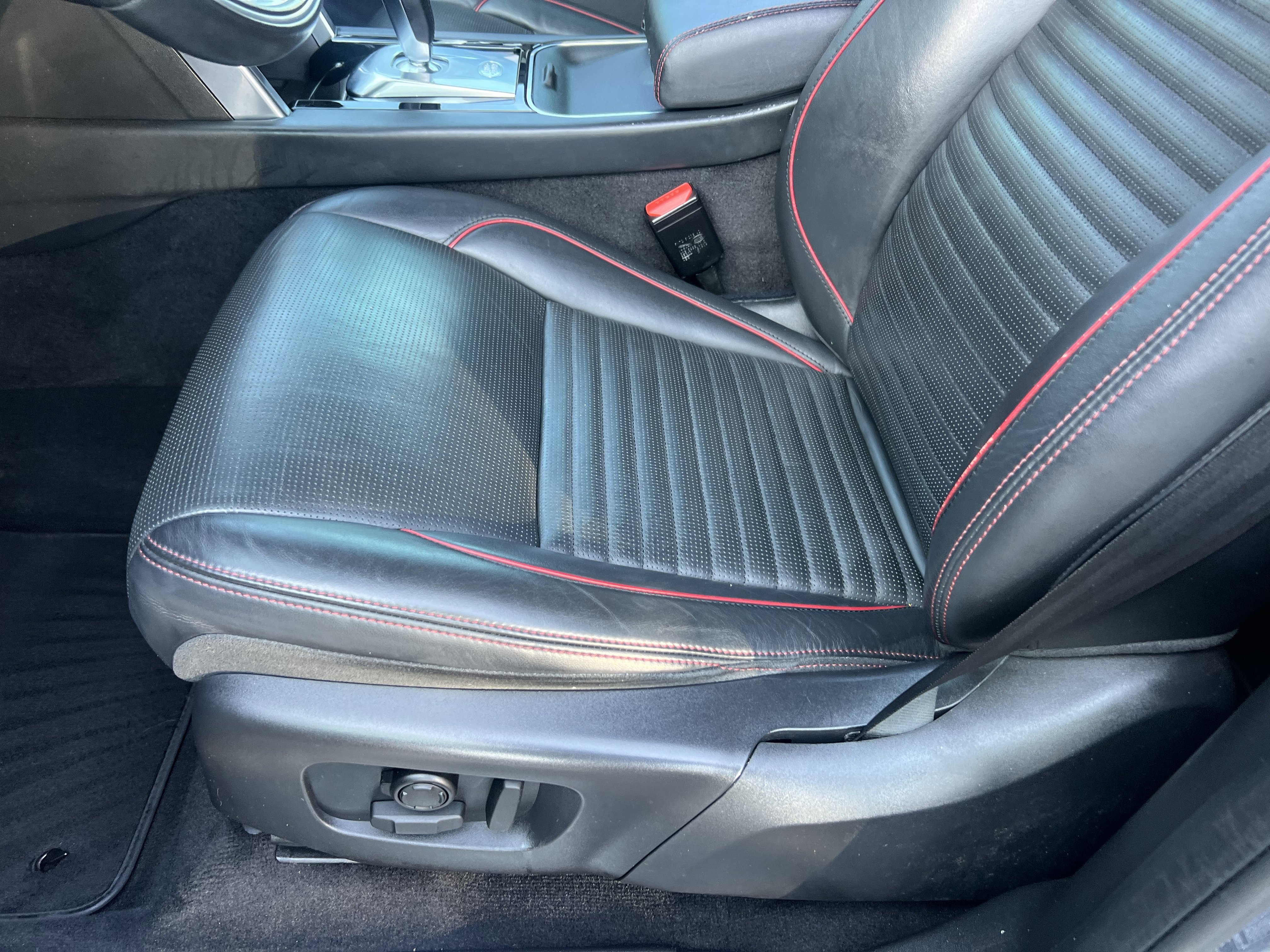 Used 2020 Land Rover Discovery Sport SE R-Dynamic image 17