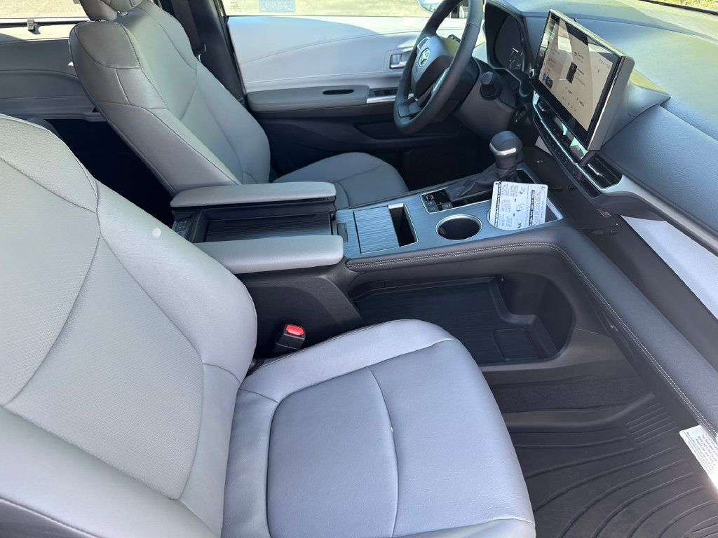 Certified 2026 Toyota Sienna XLE FWD image 15