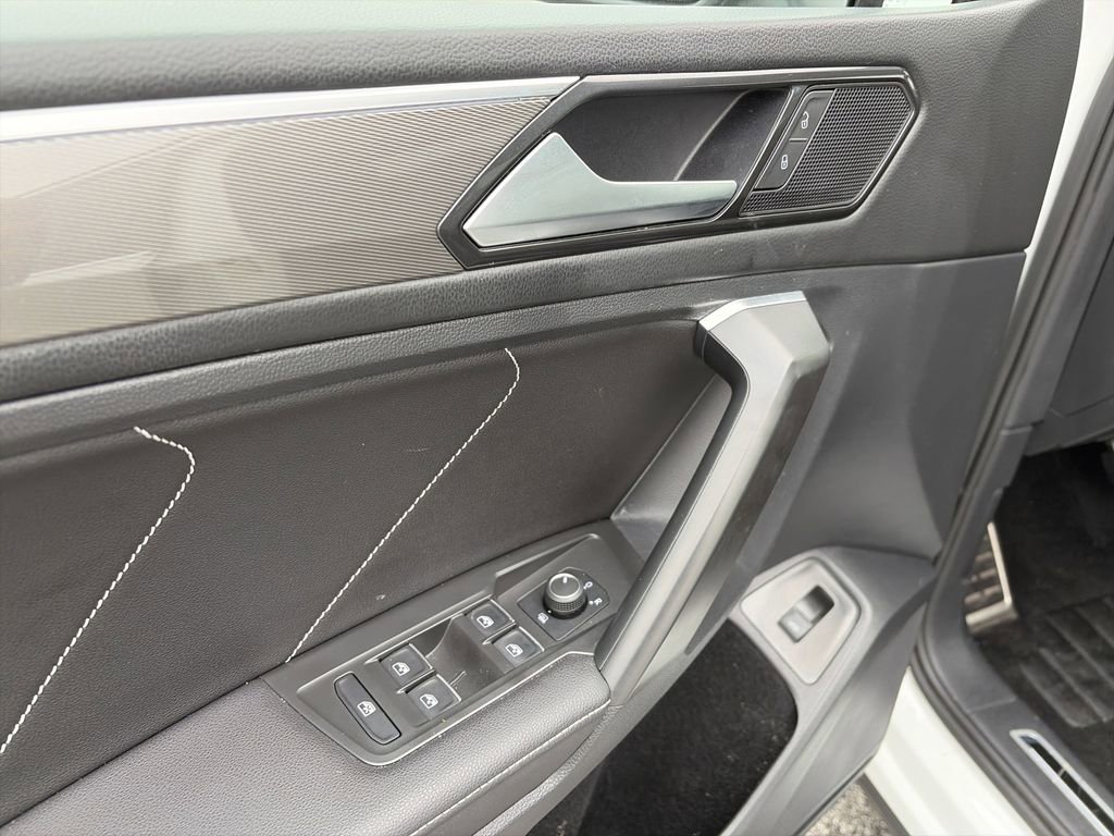 Certified 2022 Volkswagen Tiguan SE R-Line image 22