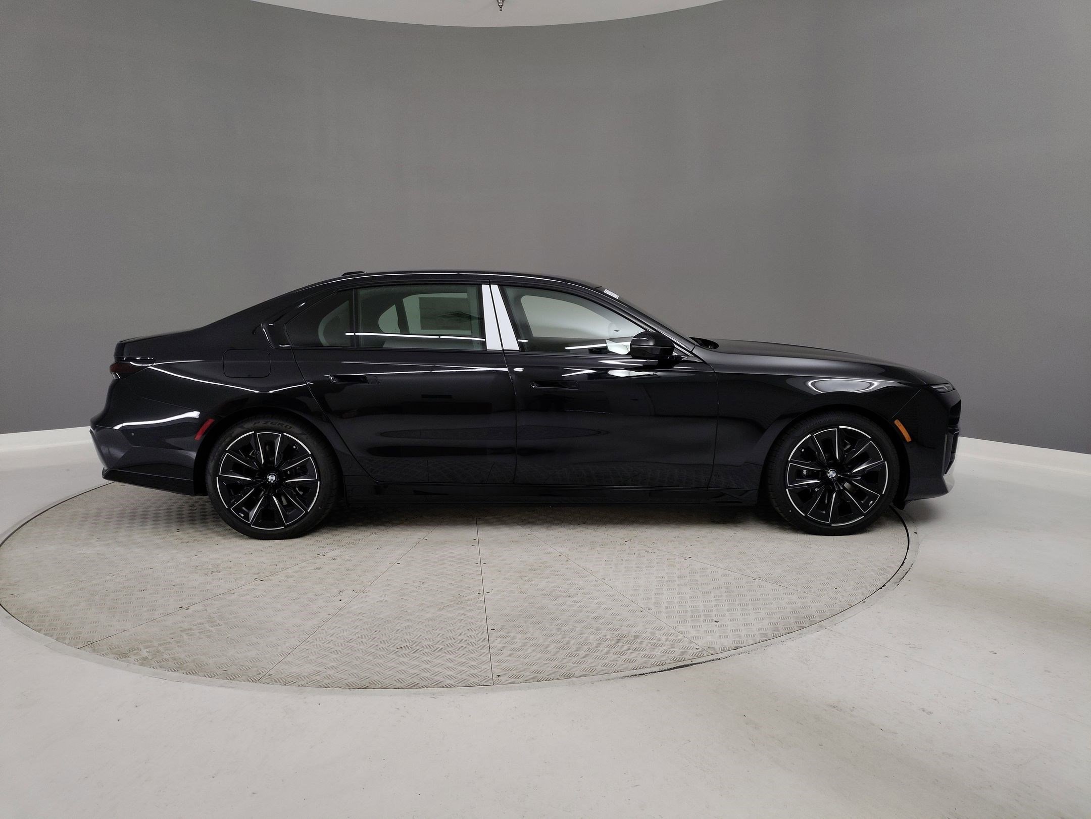 Used 2025 BMW i7 xDrive60 w/ Premium Package image 5