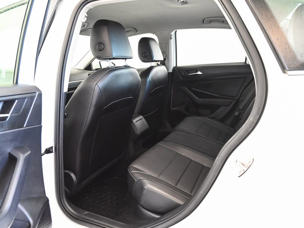 Used 2022 Volkswagen Jetta SE FWD image 16