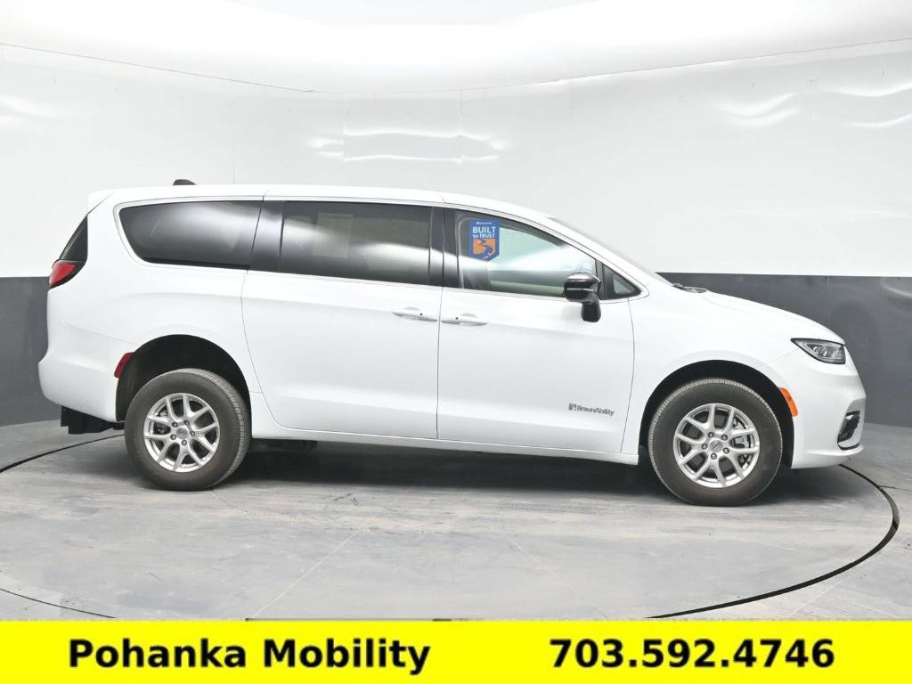 Used 2024 Chrysler Pacifica Touring-L image 25