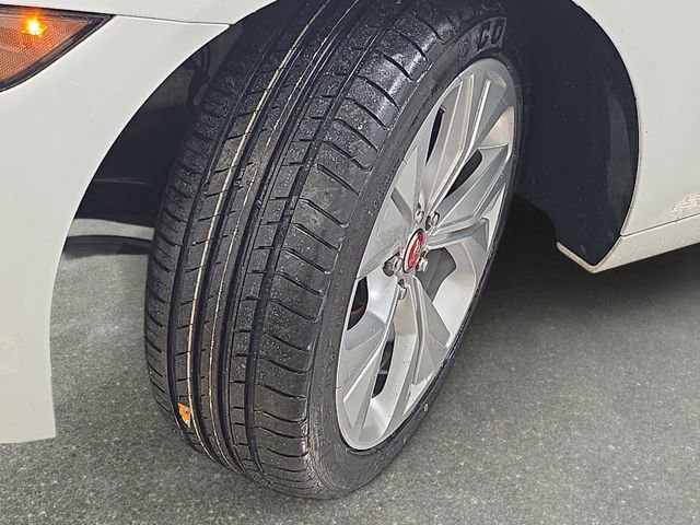 Used 2020 Jaguar XE S image 32