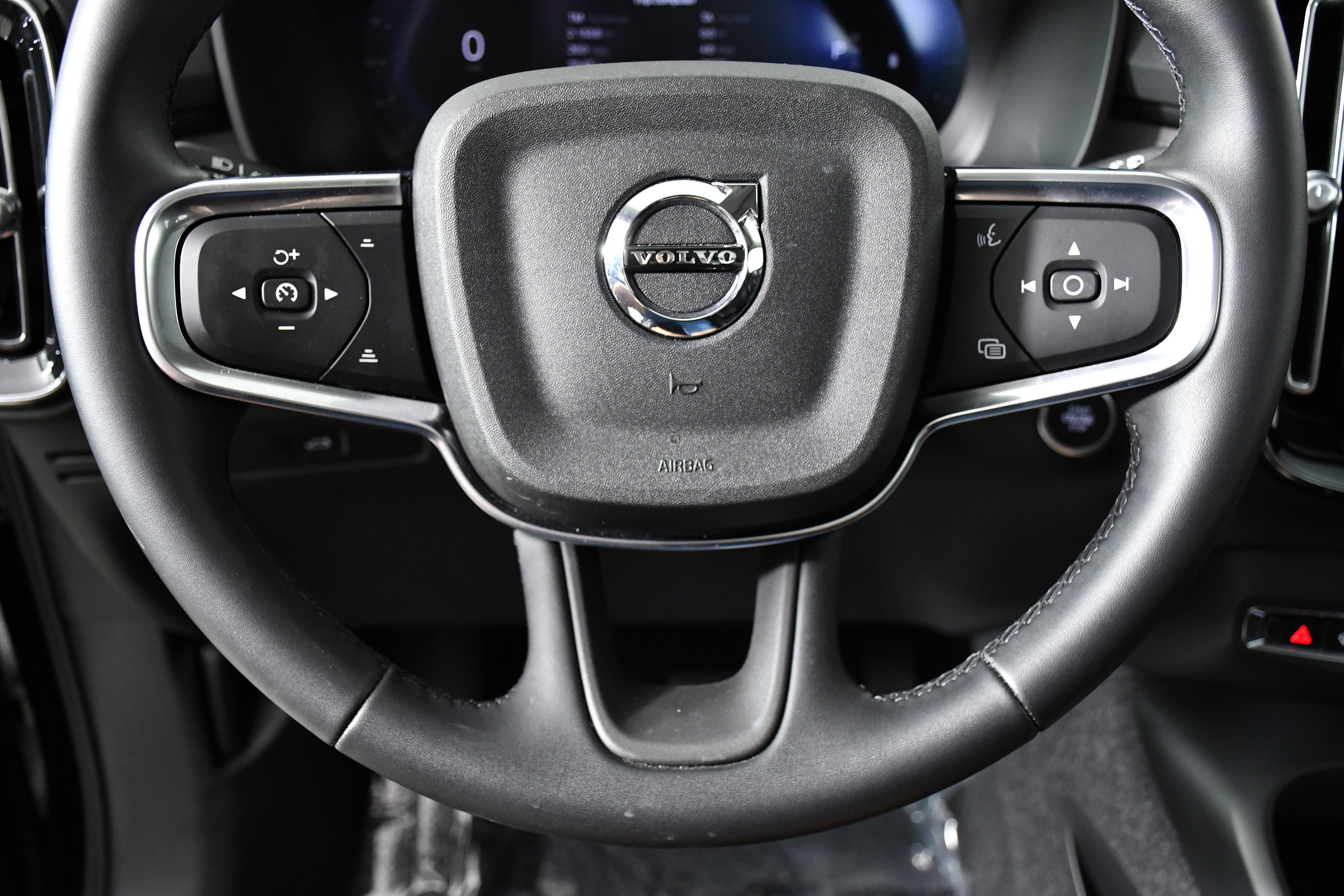 Used 2025 Volvo XC40 B5 Plus image 10