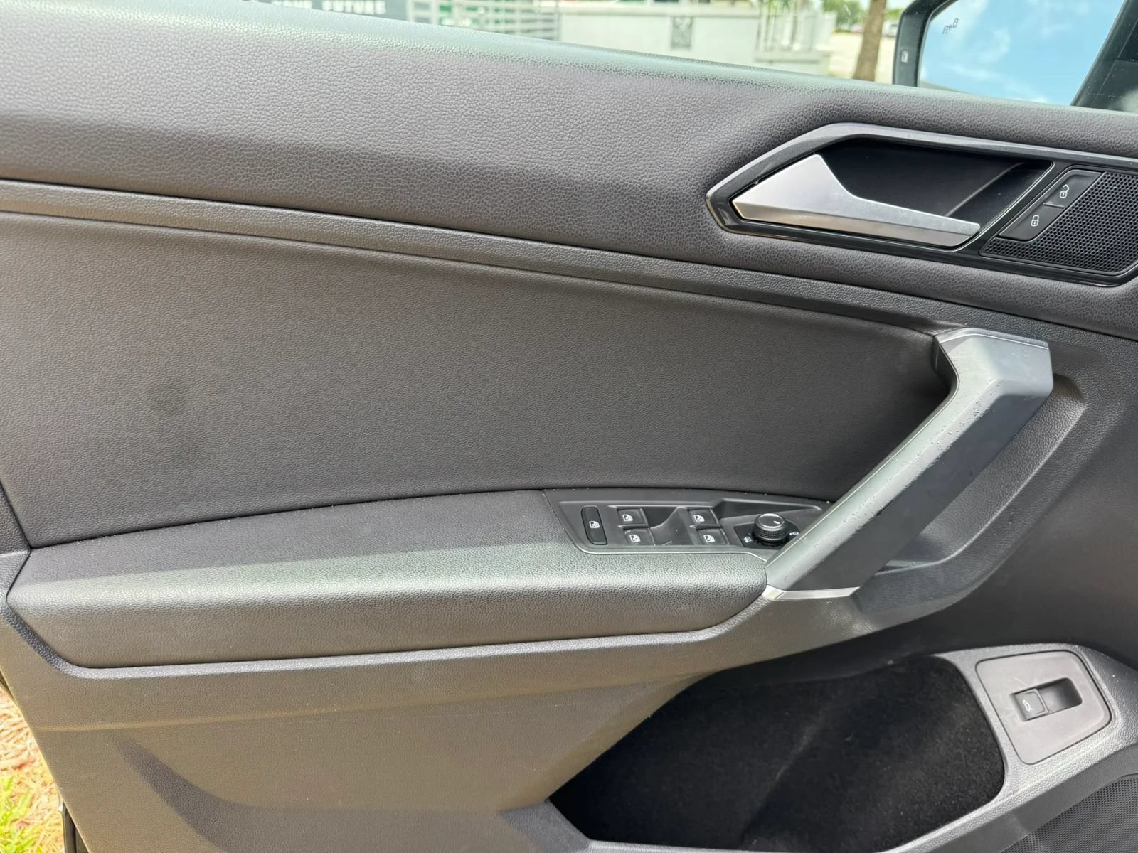 Used 2018 Volkswagen Tiguan SEL FWD image 10