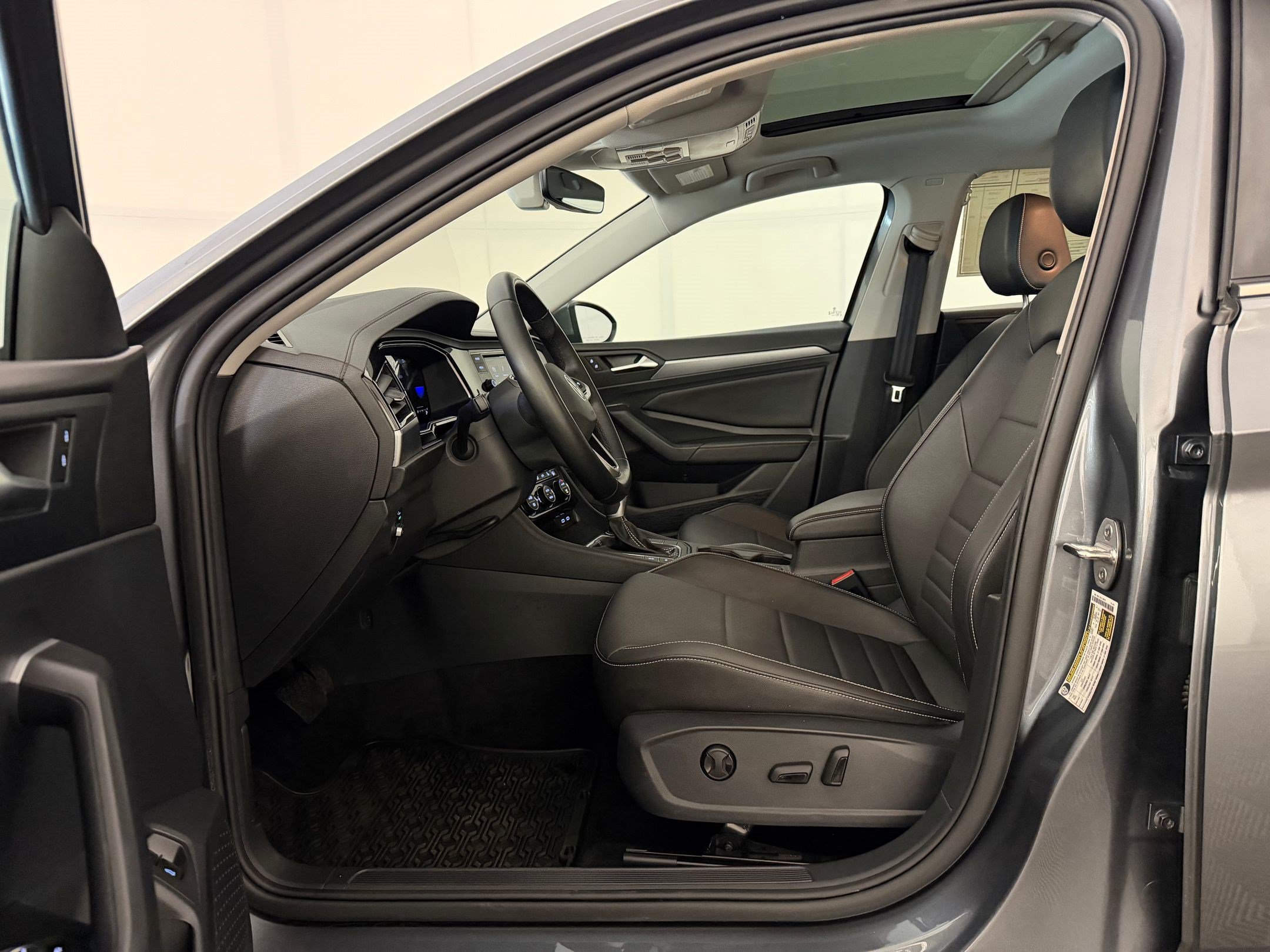 Used 2023 Volkswagen Jetta SE FWD image 5