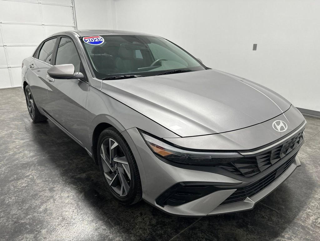 Used 2025 Hyundai Elantra SEL FWD image 3