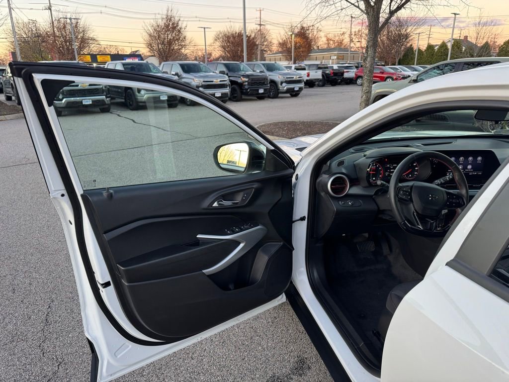 Used 2025 Chevrolet Trax RS w/ Driver Confidence Package image 10