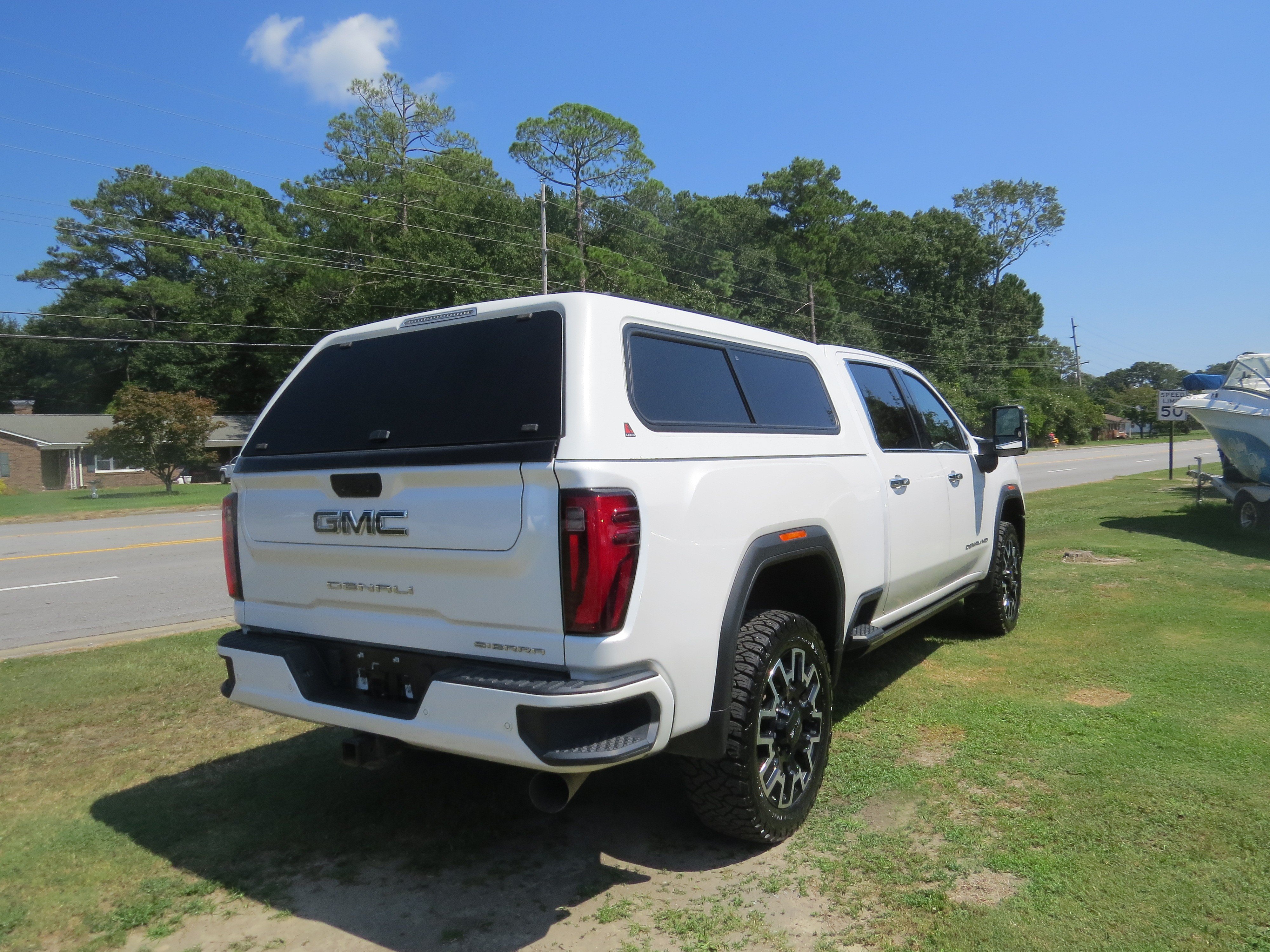 Used 2024 GMC Sierra 2500 Denali Ultimate AWD/4WD image 3