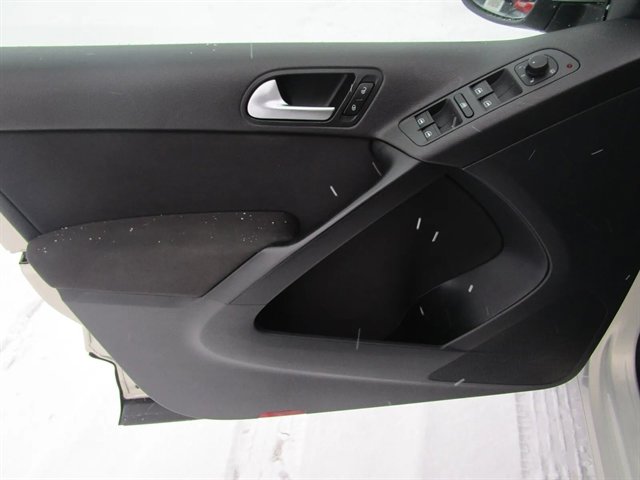 Used 2013 Volkswagen Tiguan S image 10