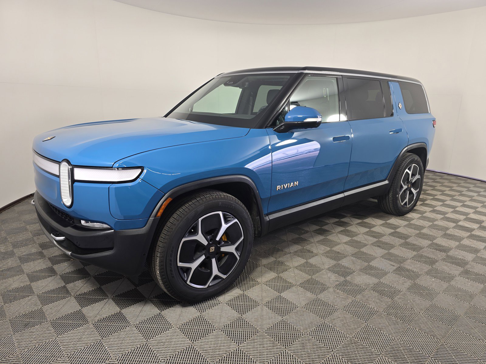Used 2023 Rivian R1S Adventure AWD/4WD image 1
