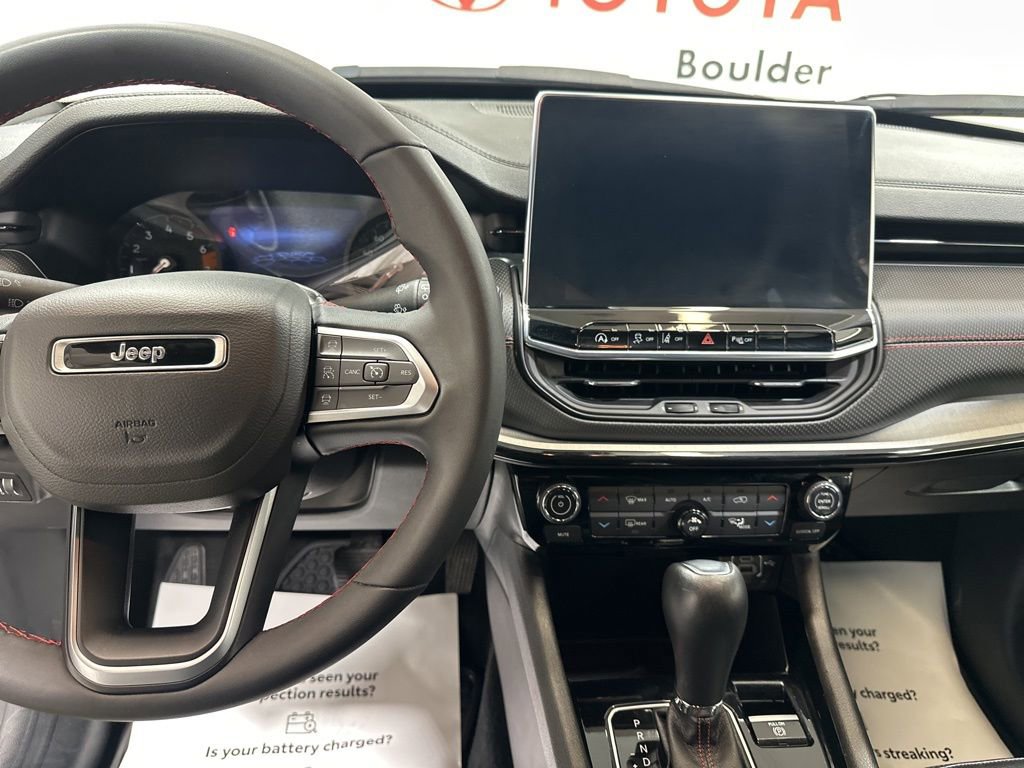 Used 2025 Jeep Compass Trailhawk image 27