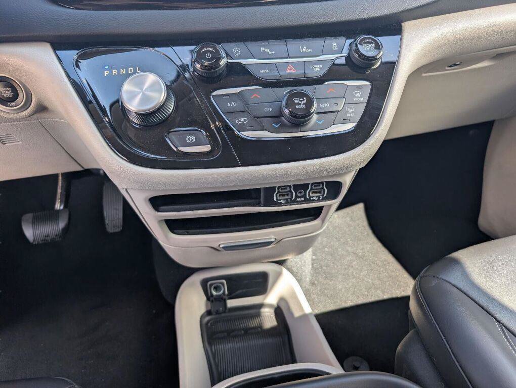 Used 2023 Chrysler Pacifica Touring-L FWD image 33