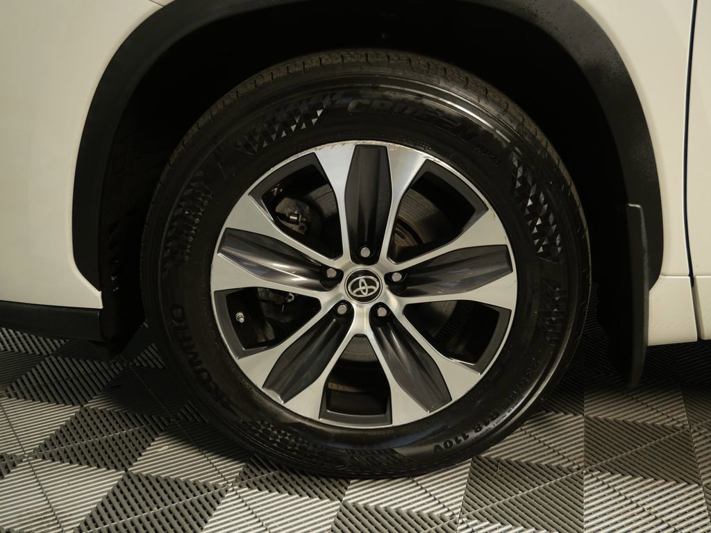 Used 2021 Toyota Highlander XLE AWD/4WD image 10