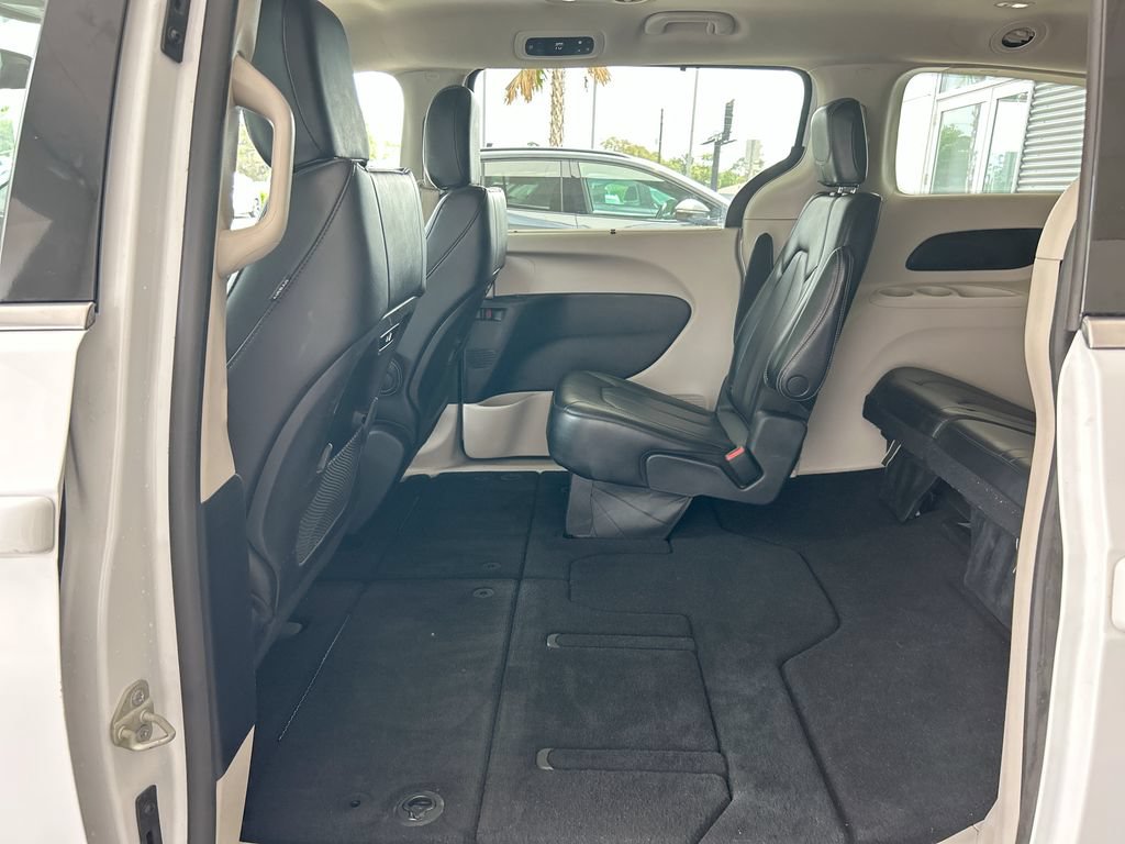 Used 2023 Chrysler Pacifica Touring-L FWD image 30