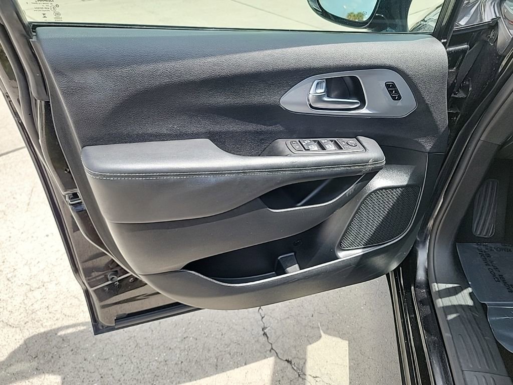 Used 2025 Chrysler Pacifica Limited image 10