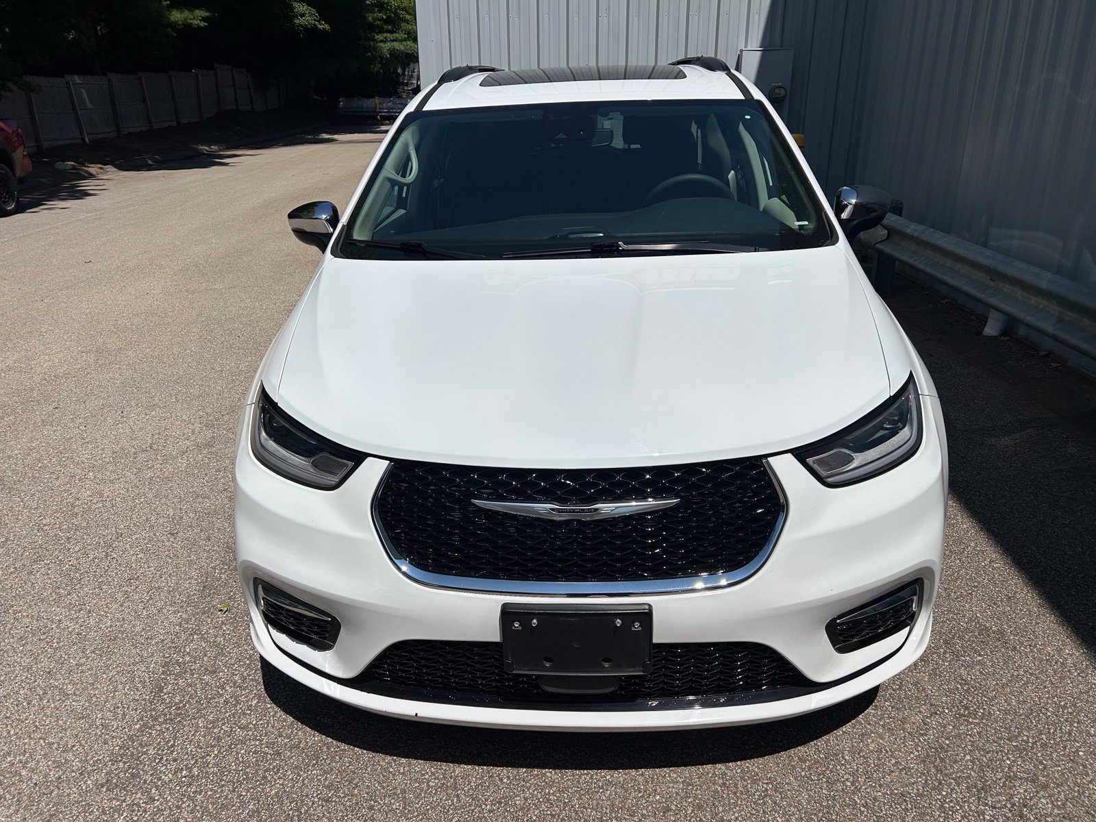 Used 2023 Chrysler Pacifica Limited w/ Uconnect Theater Family Group FWD image 2