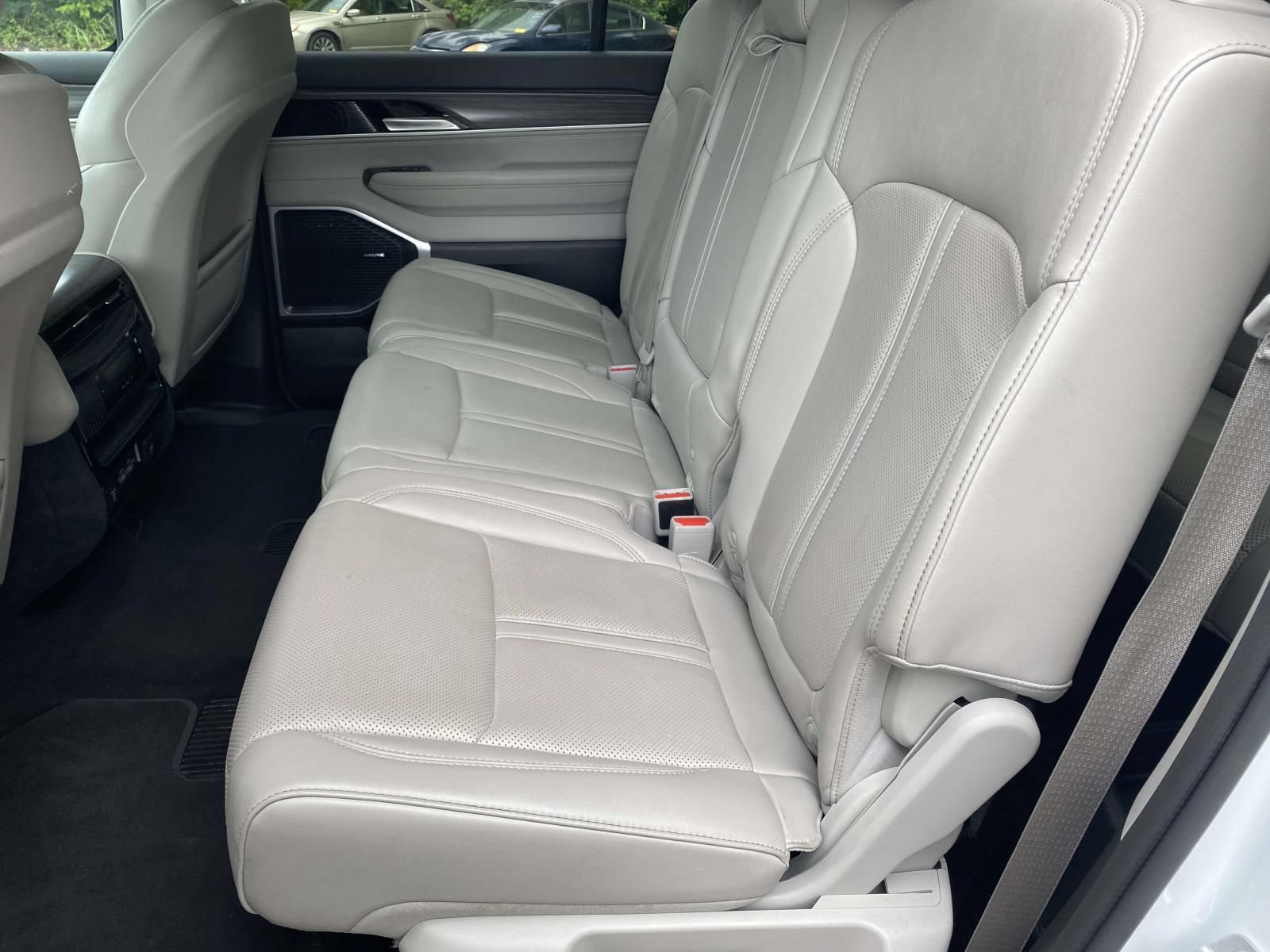 Used 2024 Jeep Wagoneer L Series II w/ Flexible Seating Group AWD/4WD image 11