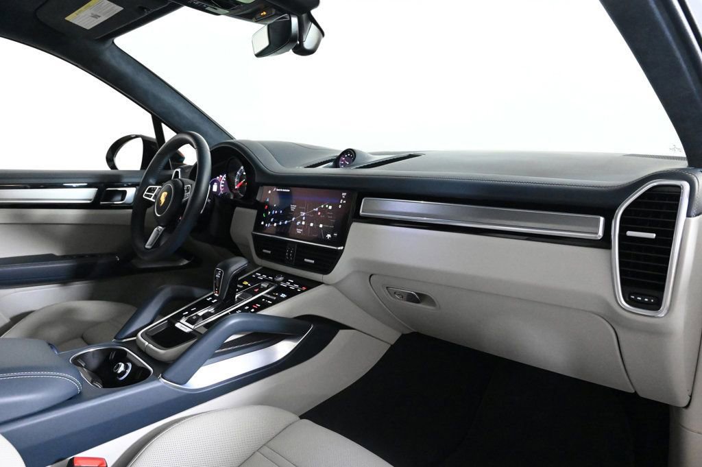 Used 2022 Porsche Cayenne Turbo image 17
