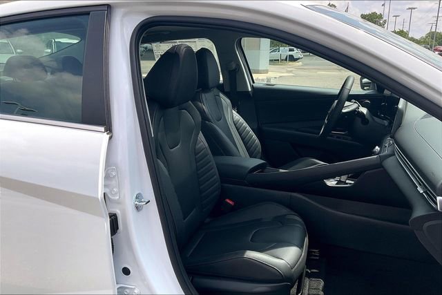 New 2025 Hyundai Elantra Limited image 30