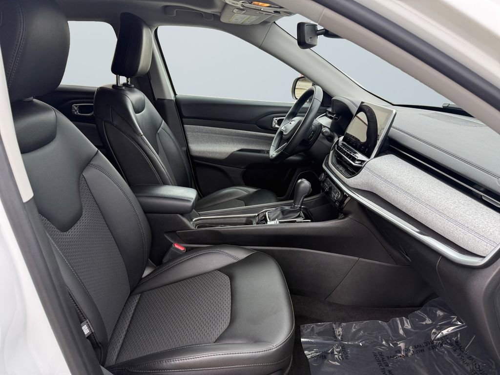 Used 2022 Jeep Compass Latitude w/ Sun and Sound Group AWD/4WD image 16