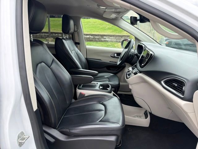 Used 2023 Chrysler Pacifica Touring-L image 31