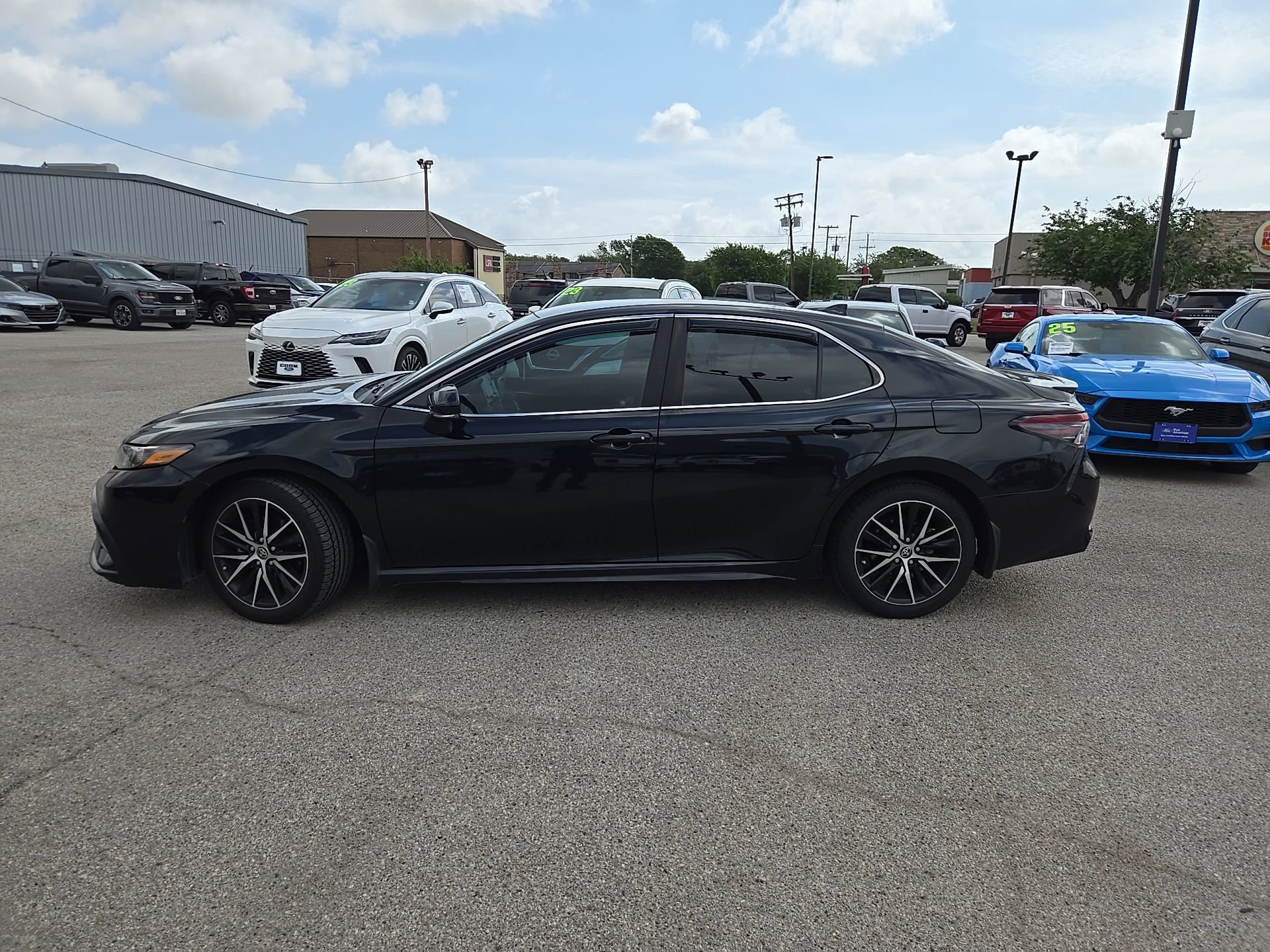 Used 2023 Toyota Camry SE w/ Convenience Package image 2