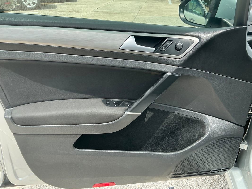 Used 2016 Volkswagen Golf S image 15