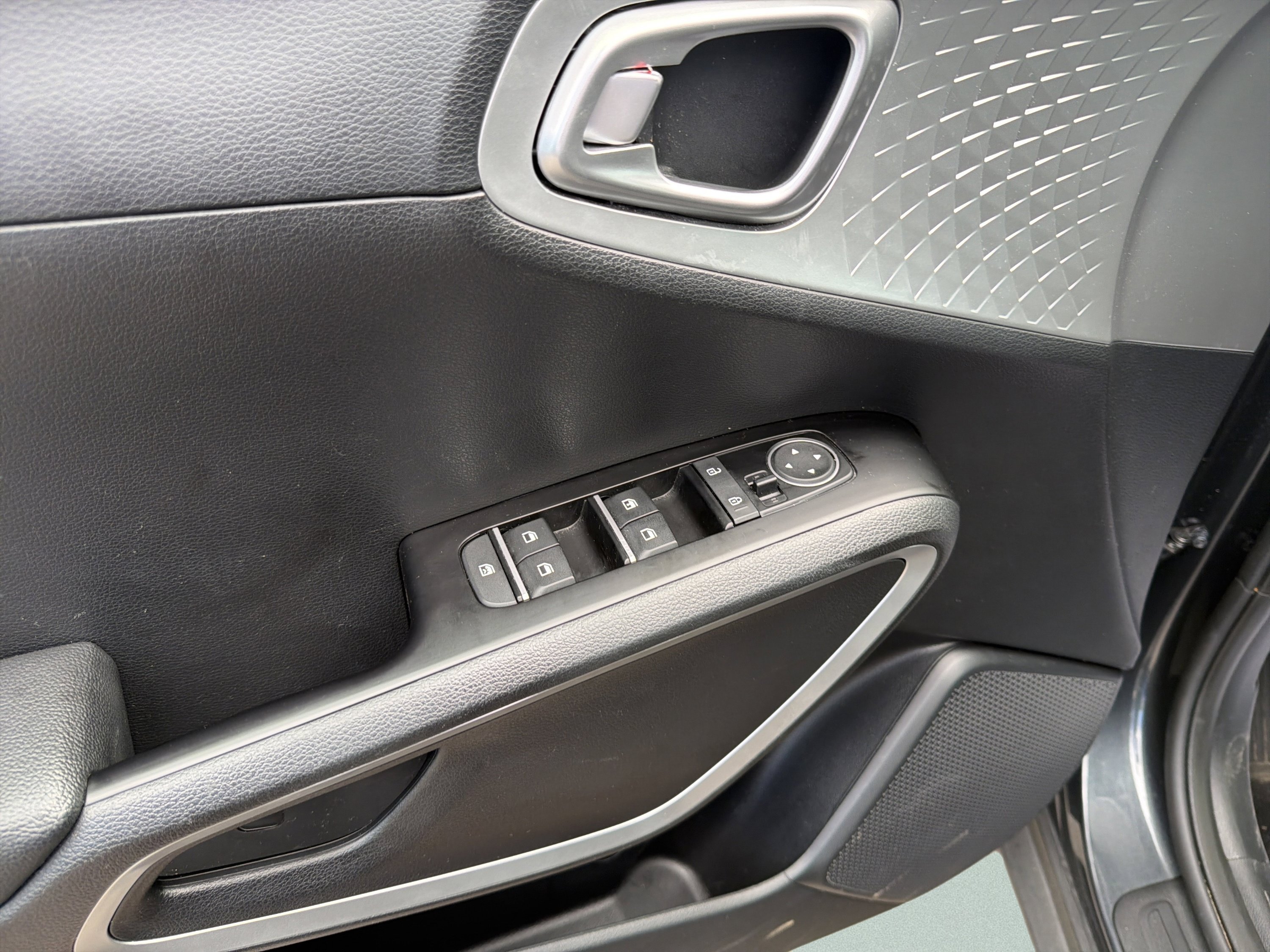 Used 2025 Kia Soul LX w/ LX Technology Package FWD image 14