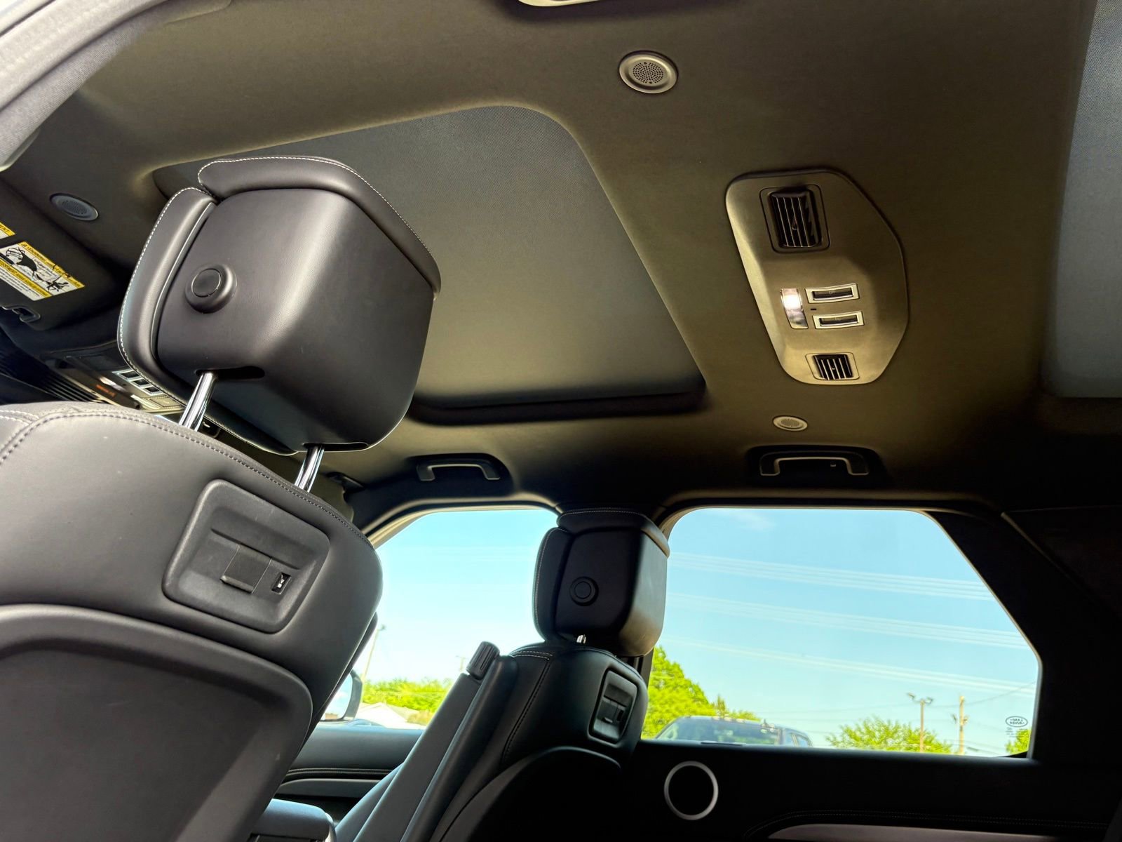 Used 2024 Land Rover Discovery Metropolitan Edition image 39